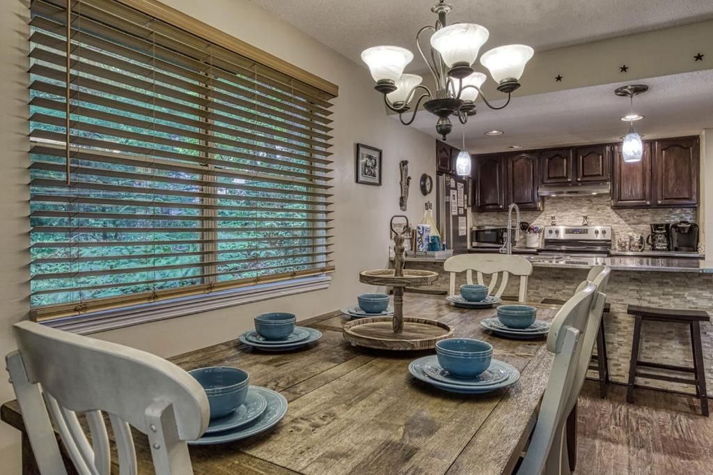 Moonshine Chalet, Hot Tub, Pool Access, Wifi, 1089 Free Tickets Each Paid Day, Dollywood And More Gatlinburg Exterior photo