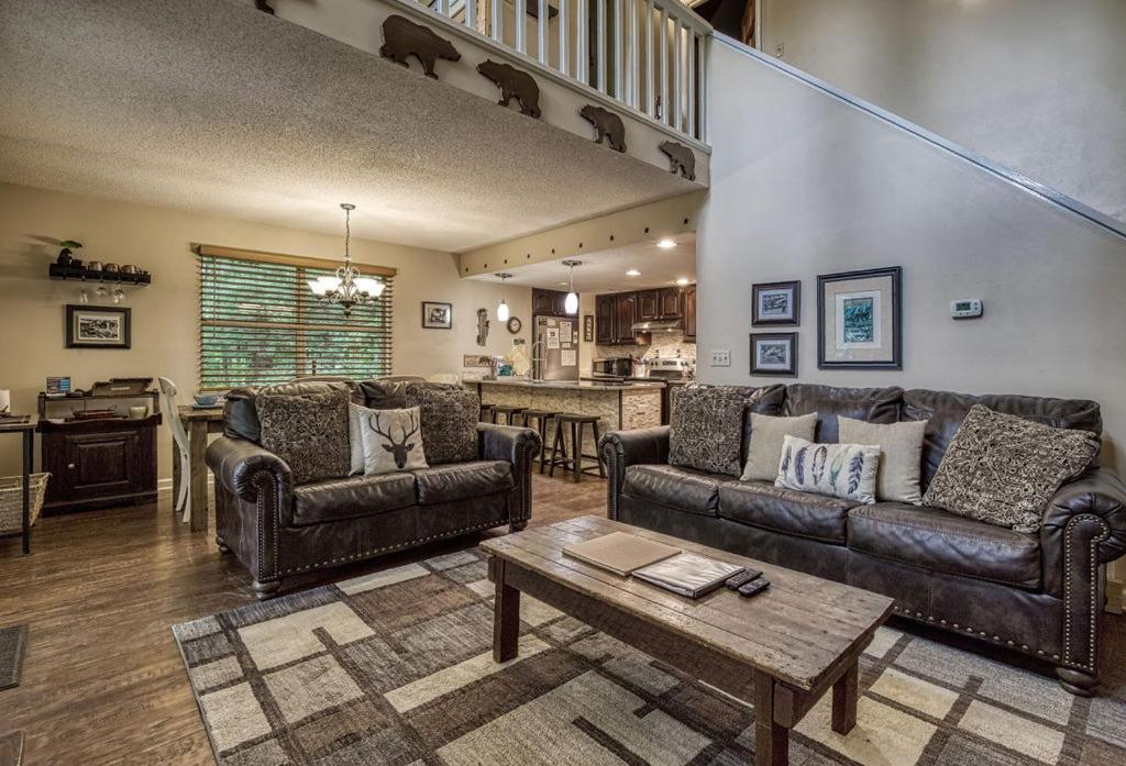 Moonshine Chalet, Hot Tub, Pool Access, Wifi, 1089 Free Tickets Each Paid Day, Dollywood And More Gatlinburg Exterior photo