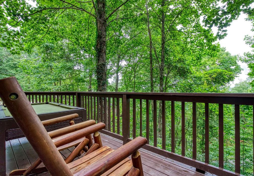 Moonshine Chalet, Hot Tub, Pool Access, Wifi, 1089 Free Tickets Each Paid Day, Dollywood And More Gatlinburg Exterior photo