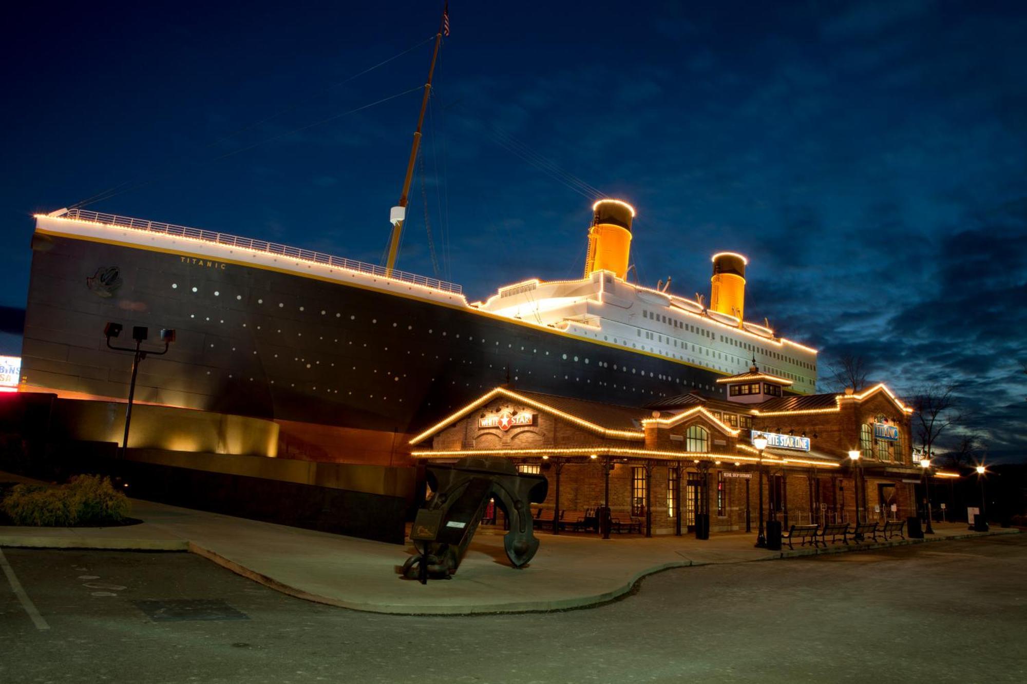 Moonshine Chalet, Hot Tub, Pool Access, Wifi, 1089 Free Tickets Each Paid Day, Dollywood And More Gatlinburg Exterior photo