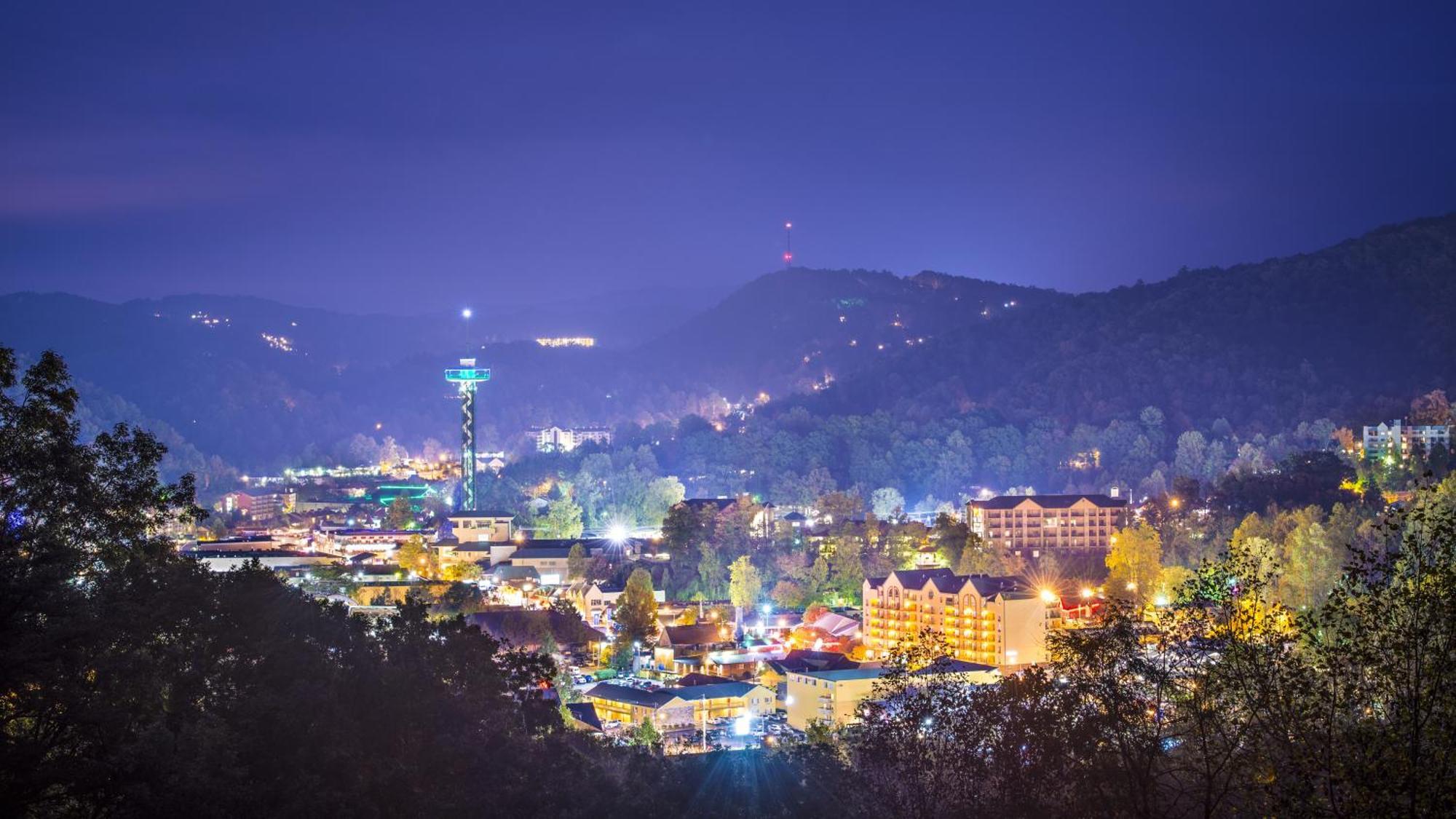 Moonshine Chalet, Hot Tub, Pool Access, Wifi, 1089 Free Tickets Each Paid Day, Dollywood And More Gatlinburg Exterior photo