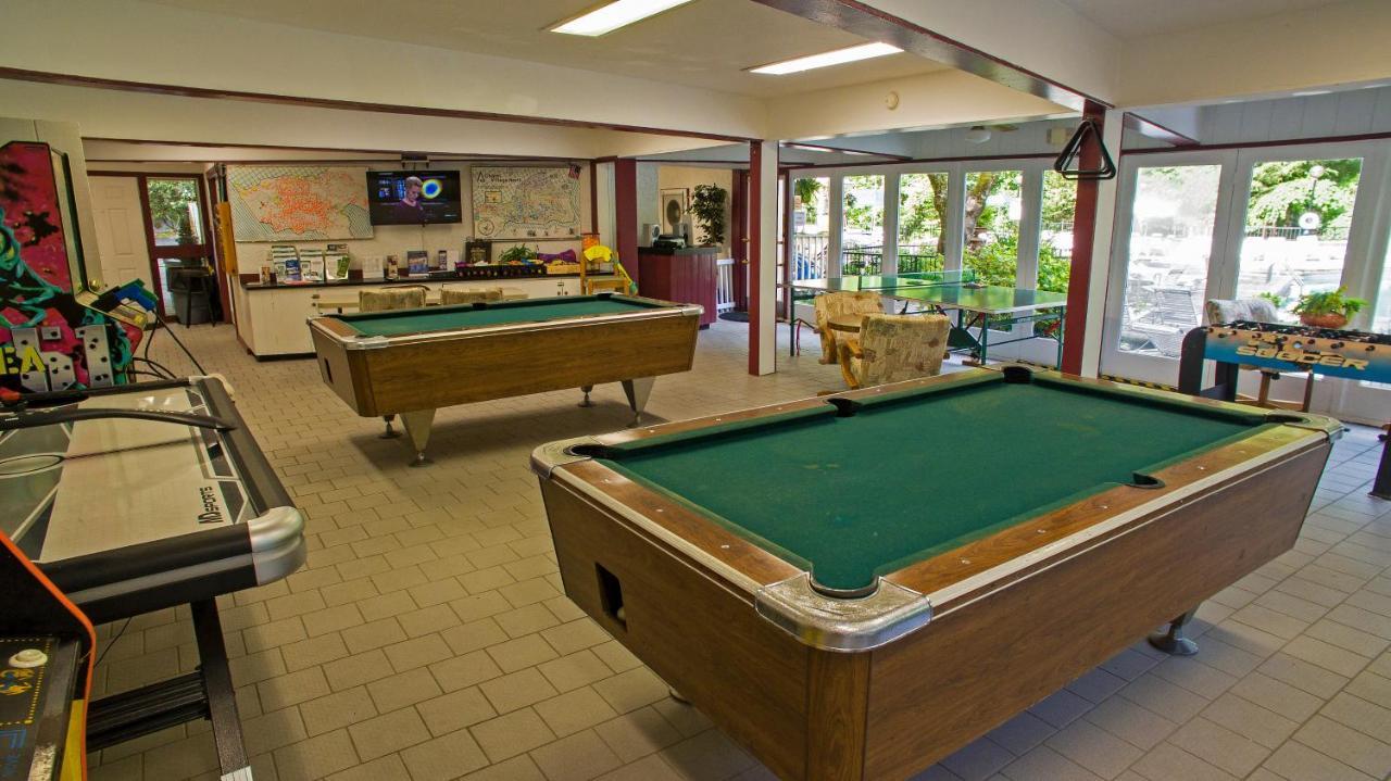 Moonshine Chalet, Hot Tub, Pool Access, Wifi, 1089 Free Tickets Each Paid Day, Dollywood And More Gatlinburg Exterior photo