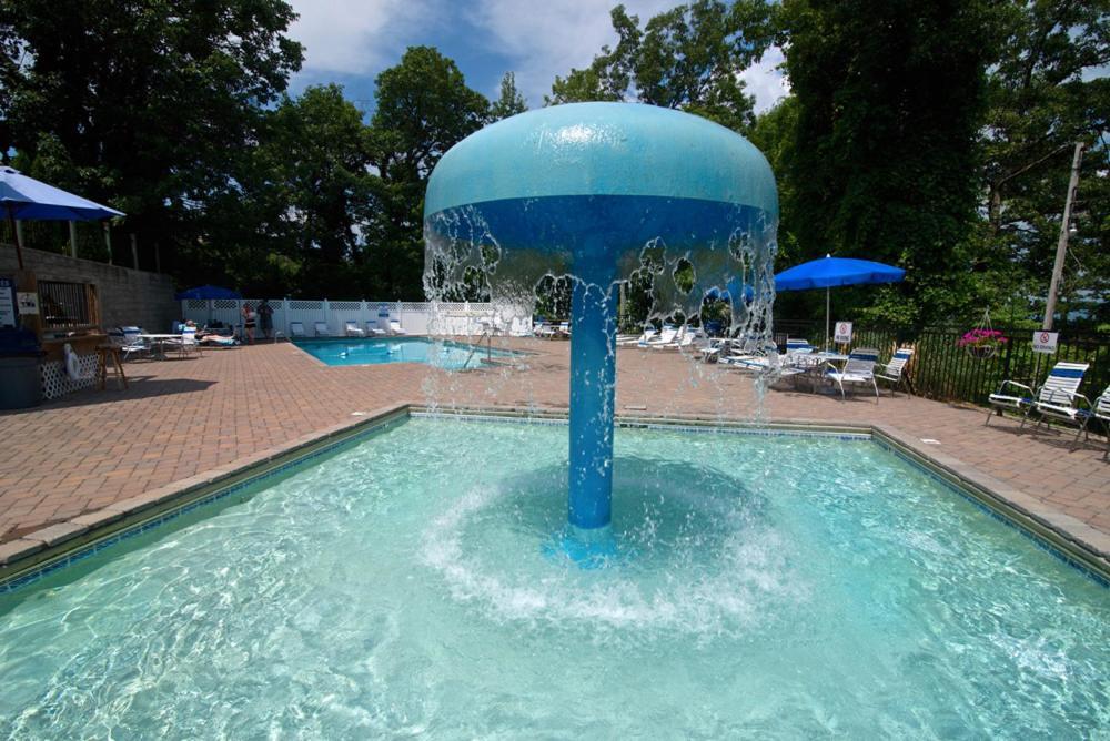 Moonshine Chalet, Hot Tub, Pool Access, Wifi, 1089 Free Tickets Each Paid Day, Dollywood And More Gatlinburg Exterior photo