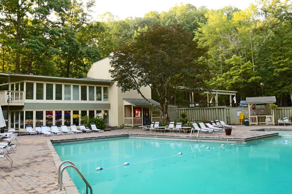Moonshine Chalet, Hot Tub, Pool Access, Wifi, 1089 Free Tickets Each Paid Day, Dollywood And More Gatlinburg Exterior photo