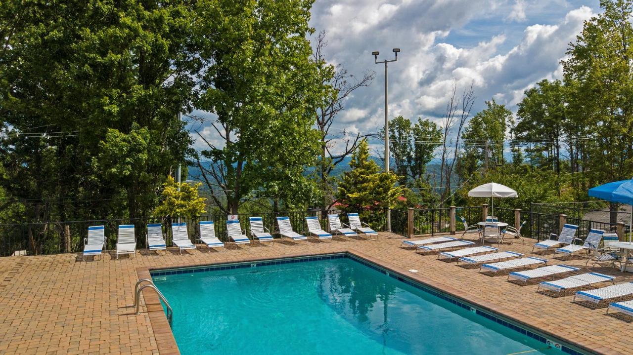 Moonshine Chalet, Hot Tub, Pool Access, Wifi, 1089 Free Tickets Each Paid Day, Dollywood And More Gatlinburg Exterior photo