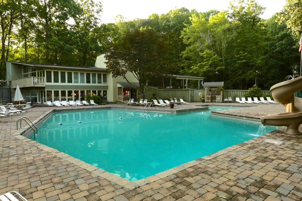 Moonshine Chalet, Hot Tub, Pool Access, Wifi, 1089 Free Tickets Each Paid Day, Dollywood And More Gatlinburg Exterior photo